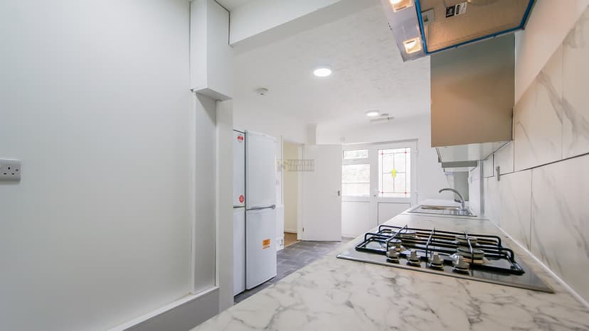 4 Hobart Croft - Image 2