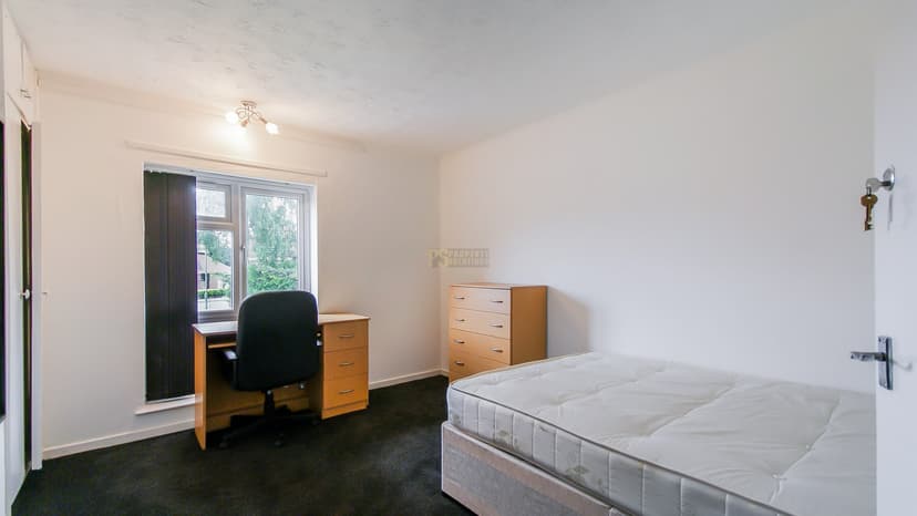 4 Hobart Croft - Image 3