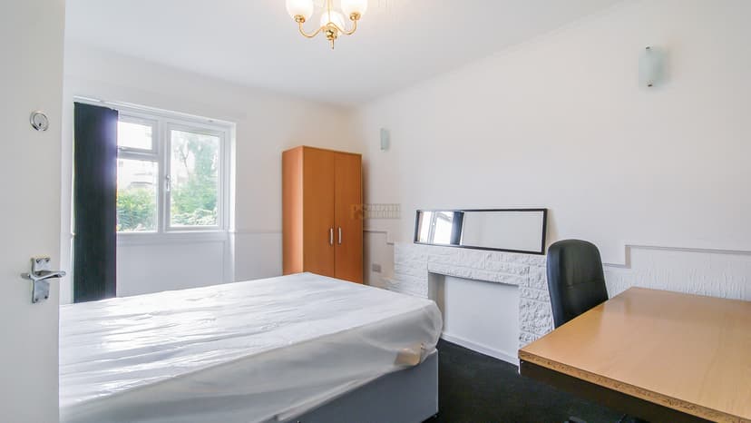 4 Hobart Croft - Image 5