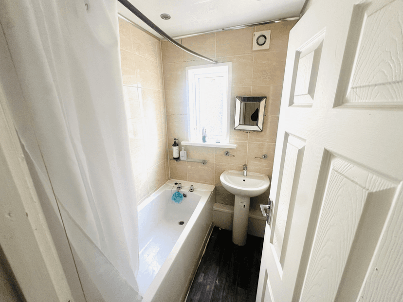 BIG 9 BED PROPERTY IN HEADINGLEY - Image 12