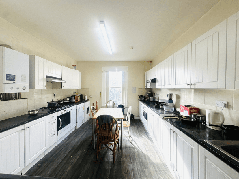 BIG 9 BED PROPERTY IN HEADINGLEY - Image 4