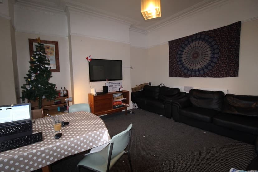 64 CARDIGAN ROAD - Image 3