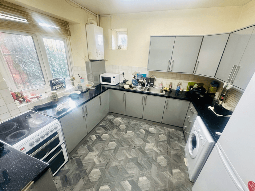 SUPERB 10 BED 2 KITCHENS 4 SHOWERS - Image 7