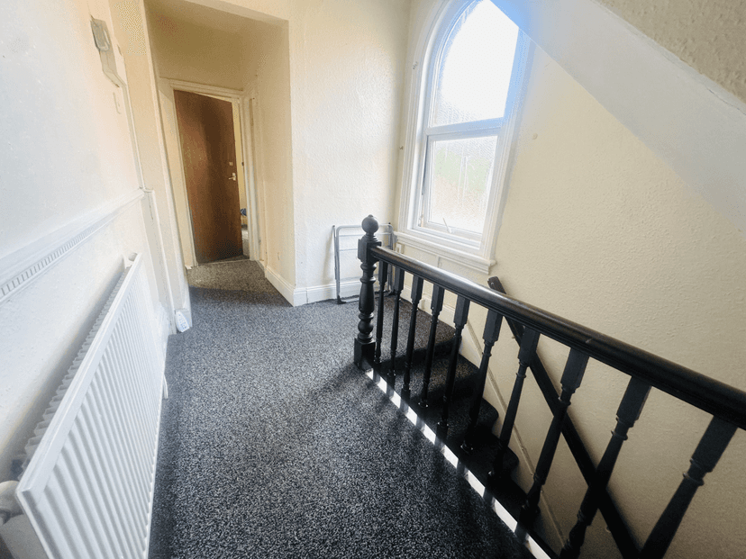 SUPERB 10 BED 2 KITCHENS 4 SHOWERS - Image 4