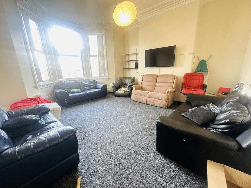 BIG 9 BED PROPERTY IN HEADINGLEY - Image 3