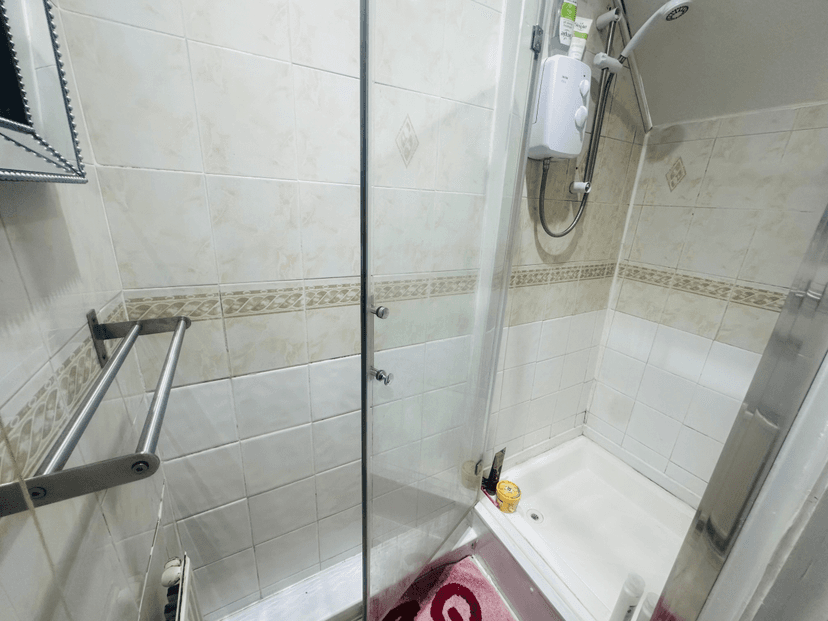 SUPERB 10 BED 2 KITCHENS 4 SHOWERS - Image 2