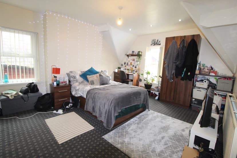 236 Kirkstall Lane, Leeds