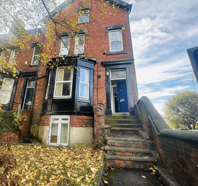 SUPERB 10 BED 2 KITCHENS 4 SHOWERS